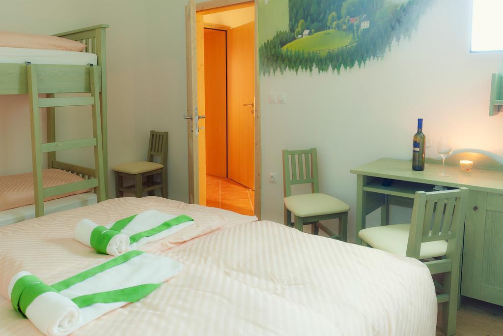 Guesthouse Macesen Spodnja Sorica Δωμάτιο φωτογραφία